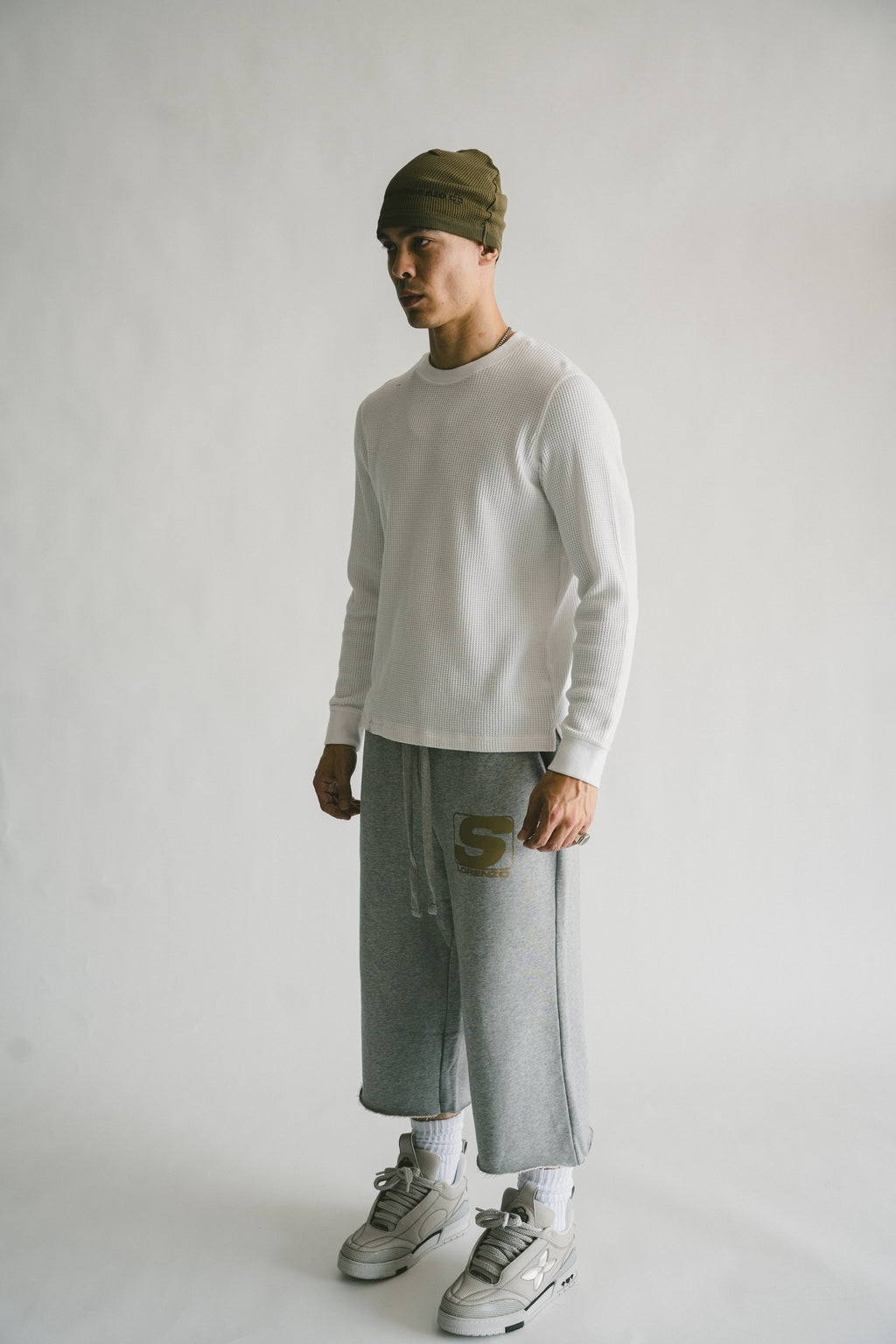 GREY 3/4 SHORTS